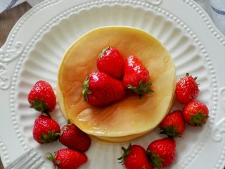 5、奶香松饼（无油无泡打粉）,摆盘，淋上蜂蜜，用草莓装饰一下。牛奶、鸡蛋、主食、水果都有了！
