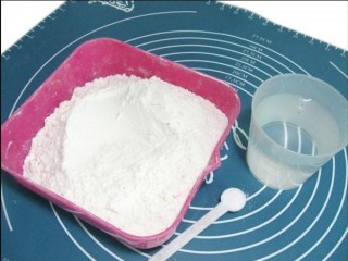 1、美味灌汤包,面粉200g，盐2g，凉水120g；
