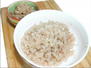 3、美味灌汤包,把肉皮冻切成小丁放入大碗里，小碗里盛入猪肉大葱肉馅儿，肉馅儿加入花椒水，再加入葱末花椒粉，糖，盐搅拌均匀；