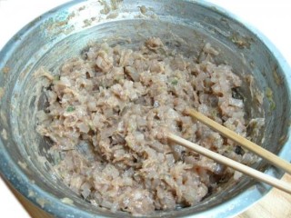 4、美味灌汤包,把肉皮冻丁和肉馅搅拌拌匀；