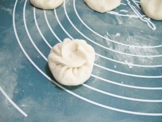 7、美味灌汤包,用手捏出花纹，包好的包子就出来了；