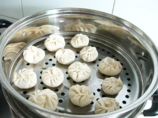 8、美味灌汤包,把包好的包子放进抹油的蒸笼蒸屉内；