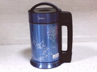 1、红枣红豆豆浆,首先需要一台豆浆机