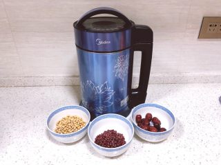 2、红枣红豆豆浆,准备好各类食材