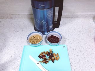 3、红枣红豆豆浆,黄豆、赤小豆用清水淘洗干净，浸泡4小时，红枣切半去核