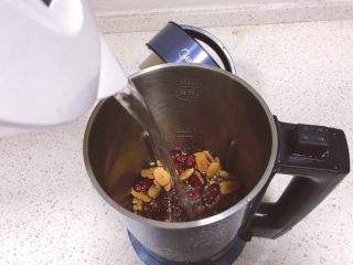 4、红枣红豆豆浆,然后把浸泡的豆子倒入豆浆机里，倒入红枣，倒入过滤的清水，直到水到水位线之间。