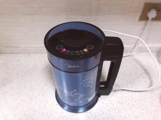 6、红枣红豆豆浆,直到豆浆机发出蜂鸣声，滴……滴……滴，保温模式这个时候自动开启