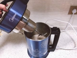 7、红枣红豆豆浆,打开豆浆机，这个时候直接把豆浆机机盖冲洗干净，以免放太久干了不好清洗