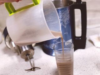 9、红枣红豆豆浆,可以加适量冰糖调味，倒出～