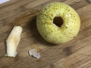 1、【不一样的冰糖雪梨】止咳良方,砀山梨清洗干净去核，不需要去皮，准备好两梨冰糖，四个梨子以内均只需加2粒冰糖，不可多加