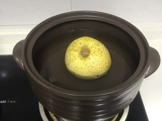 2、【不一样的冰糖雪梨】止咳良方,一次性加足够多的水，因为要熬很久很久，中间不可添加水，冰糖一起放入