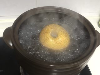 3、【不一样的冰糖雪梨】止咳良方,盖上盖子大火烧开，我是为了拍照才把盖子掀起来的，大火烧开后转小火慢慢炖，我一般都是晚上炖两个小时，早上起来再炖三四个小时，具体时间根据汤的浓度