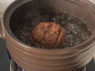 4、【不一样的冰糖雪梨】止咳良方, 这是炖了4个小时之后的图片，如果家里有电砂锅的，建议用电沙锅，因为大火烧开后调小火炖10个小时即可，中间不需要人看着，特别省事