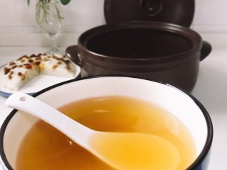 5、【不一样的冰糖雪梨】止咳良方,最后的成品，汤还剩总汤的三分之一不到，亮黄色跟止咳糖浆一样的颜色，止咳效果绝不比止咳糖浆差