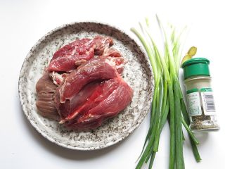 1、羊肉煎饺,将所有食材准备好