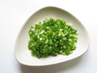 3、羊肉煎饺,葱切好，切碎一点更好，葱最好用小葱更香