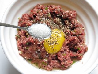 5、羊肉煎饺,磕入一个鸡蛋，撒适量胡椒粉、适量的盐、食用油一勺