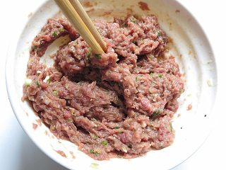 6、羊肉煎饺,用筷子朝一个方向搅拌，搅出韧劲，吃起来才有嚼劲