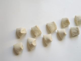 7、羊肉煎饺,将面团搓成条切成大小均匀的小剂子