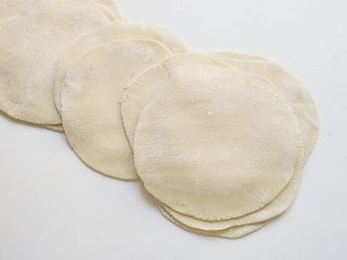 8、羊肉煎饺,擀成圆形面皮