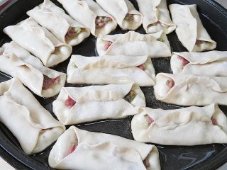 12、羊肉煎饺,电饼铛或平底锅预热，锅内先擦点油，将包好的锅贴摆好在锅内，煎2分钟