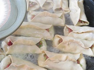 13、羊肉煎饺,用5克面粉加12克水调成面糊水，均匀浇在锅贴上，不会调面糊水的也可以直接用半碗水浇在锅贴上