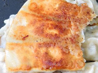 14、羊肉煎饺,盖上盖子中火煎至锅内哗哗干锅的声音，打开看一看煎饺底层有没有结金黄色的雪花锅巴