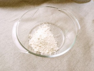 1、孤独的一人餐 牛肉三丝儿卷单饼,首先,把三分之一的面粉倒入碗里