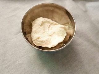 4、孤独的一人餐 牛肉三丝儿卷单饼,面团最好比饺子面软,稍微有点沾手没关系,扔旁边醒着,半小时以上。