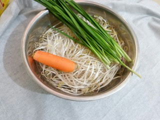 5、孤独的一人餐 牛肉三丝儿卷单饼,卷菜材料。牛肉没出镜,因为是我的晚饭,只是牛排煎好以后切一点分给她爸。