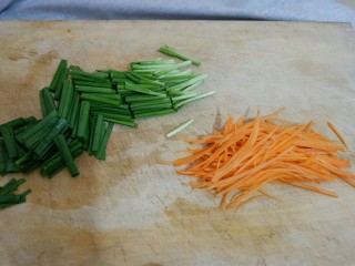 6、孤独的一人餐 牛肉三丝儿卷单饼,胡萝卜切丝,韭菜切断,豆芽洗净(提前一天买的,怕坏,泡水扔保鲜,第二天炒妥妥滴没问题。)。