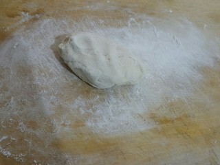 7、孤独的一人餐 牛肉三丝儿卷单饼,这时候面团醒的差不多了,转移到案板上。面团沾,多准备点干粉。