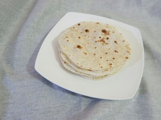 12、孤独的一人餐 牛肉三丝儿卷单饼,重复这个过程,直到烙完。