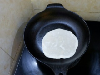 10、孤独的一人餐 牛肉三丝儿卷单饼,锅烧热,扔锅里烙,鼓小包时候翻面。