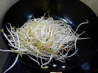 13、孤独的一人餐 牛肉三丝儿卷单饼,炒软之后放豆芽,豆芽易熟,开大火,看着有点变软就放韭菜进去