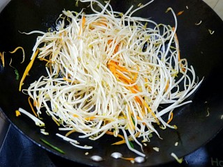 14、孤独的一人餐 牛肉三丝儿卷单饼,微软状态,五六分熟地样子就放韭菜,不是很软状态再放,不然就不脆不爽口了。韭菜更容易熟,放了之后,放盐一点,酱油一勺,醋一勺,翻几下闻到香味儿了关火出锅淋香油。老了就不好吃了!!