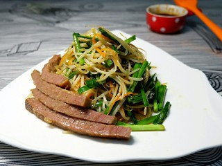 15、孤独的一人餐 牛肉三丝儿卷单饼,扔几个牛肉条,端给她爸吃。懒得熬酱,上次烤鸡剩的没吃完的酱搭配也算和谐。