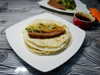 16、孤独的一人餐 牛肉三丝儿卷单饼,刷酱,卷菜,吃吧