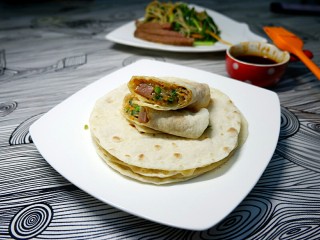17、孤独的一人餐 牛肉三丝儿卷单饼,她爸自己搞定这一份。
