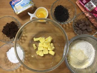 1、爆浆巧克力奇普软曲奇,准备用料。
