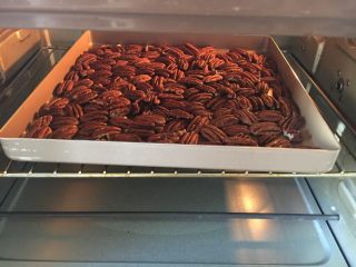 2、爆浆巧克力奇普软曲奇,碧根果仁放烤箱里120度烤10分钟，晾凉待用。