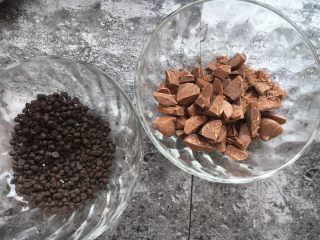 4、爆浆巧克力奇普软曲奇,巧克力切成碎块。