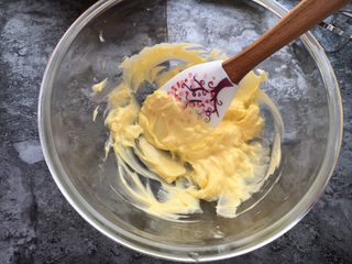 5、爆浆巧克力奇普软曲奇,黄油充分软化，也可以放微波炉里加热几秒。