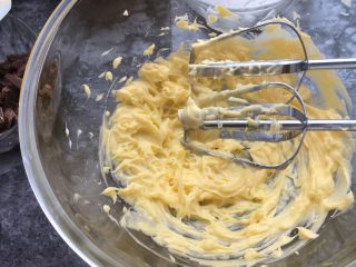 6、爆浆巧克力奇普软曲奇,用电动打蛋器打发。