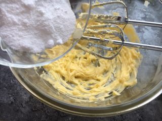 7、爆浆巧克力奇普软曲奇,加入白砂糖。然后再加红糖打发。