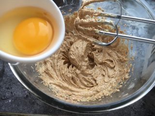 8、爆浆巧克力奇普软曲奇,继续加入1个全蛋液打发。