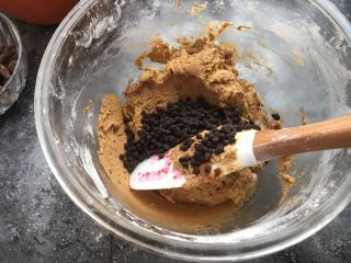 9、爆浆巧克力奇普软曲奇,筛入低筋面粉和泡打粉及小苏打粉，再拌入巧克力豆。