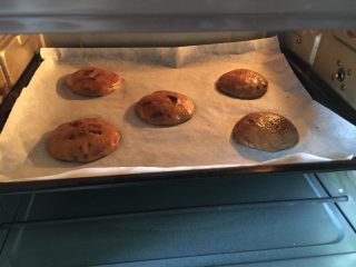 11、爆浆巧克力奇普软曲奇,称取每个约50g，按成圆饼，表面撒上些许海盐，烤箱170度预热10分钟，放入饼干胚180度烘烤8～10分钟，不用烤的太长时间，完全烤酥脆了就不是软曲奇的口感了哦。