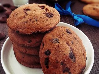 12、爆浆巧克力奇普软曲奇,成品边缘有些酥脆，但中心是软的。