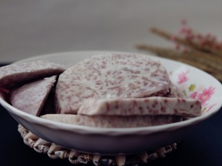 1、蒸煮揉捏，芋圆绝对更Q弹！,香芋放进蒸锅里面蒸20分钟，蒸熟即可。